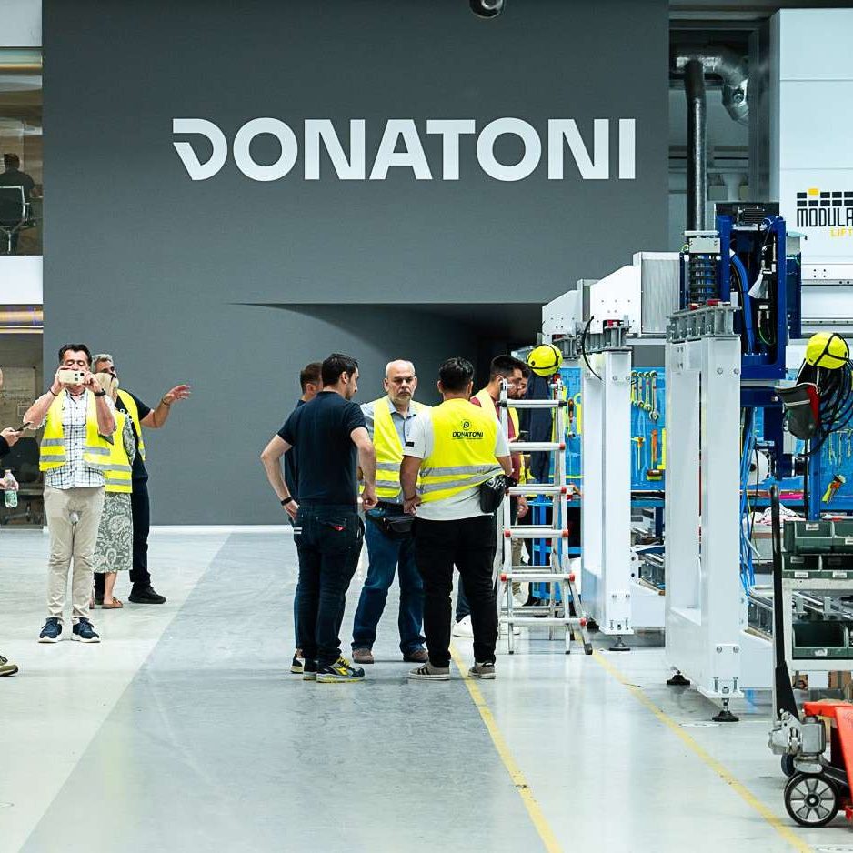 Donatoni Stone Week – machines in operation in the showroom